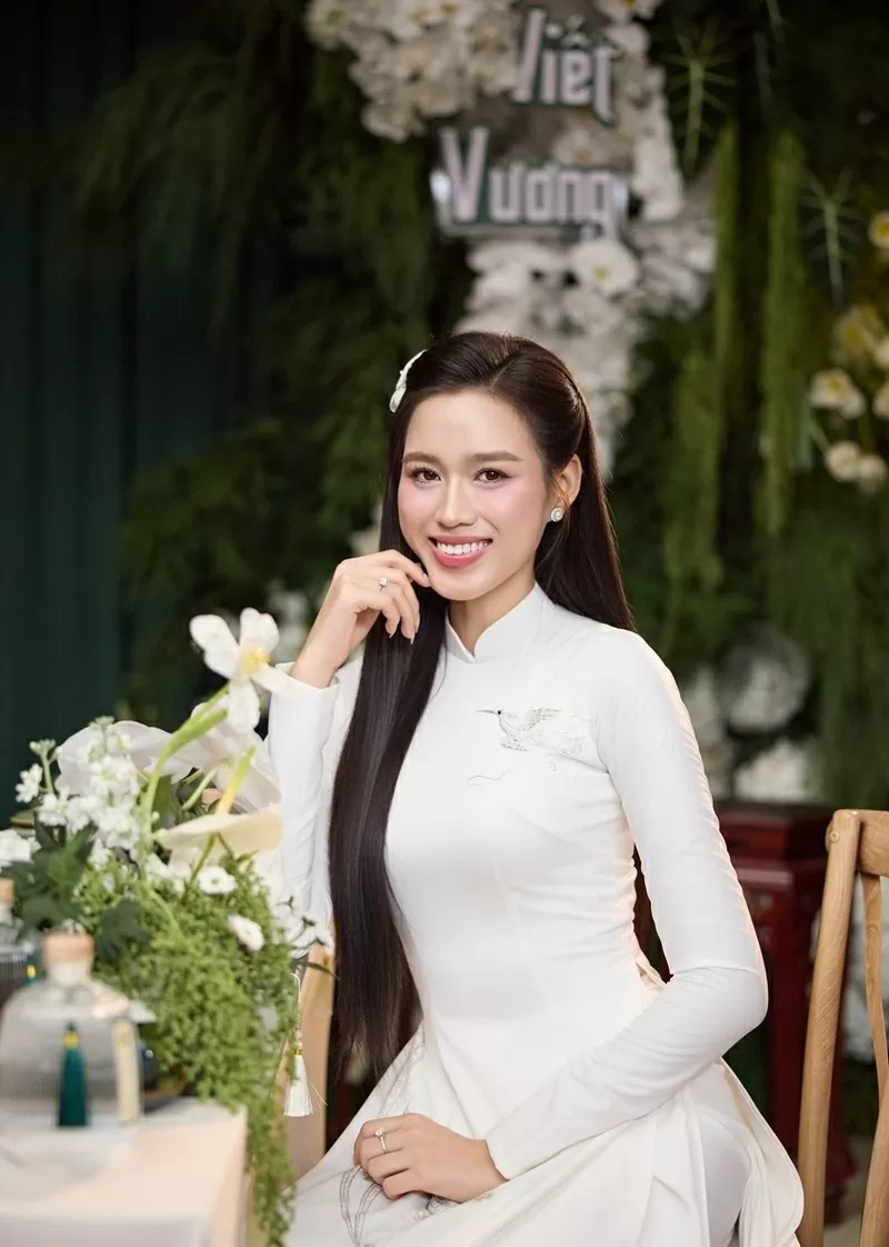 Hoa hậu Đỗ Thị Hà rạng rỡ trong lễ ăn hỏi