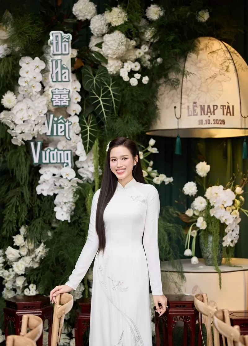 Hoa hậu Đỗ Thị Hà rạng rỡ trong lễ ăn hỏi