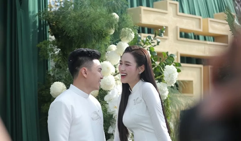 Hoa hậu Đỗ Thị Hà rạng rỡ trong lễ ăn hỏi