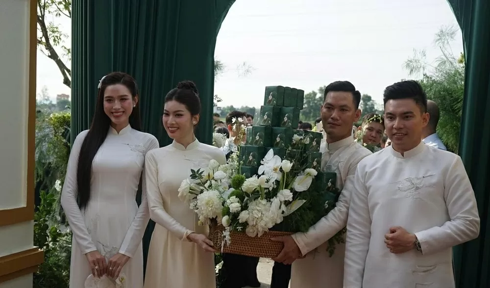 Hoa hậu Đỗ Thị Hà rạng rỡ trong lễ ăn hỏi