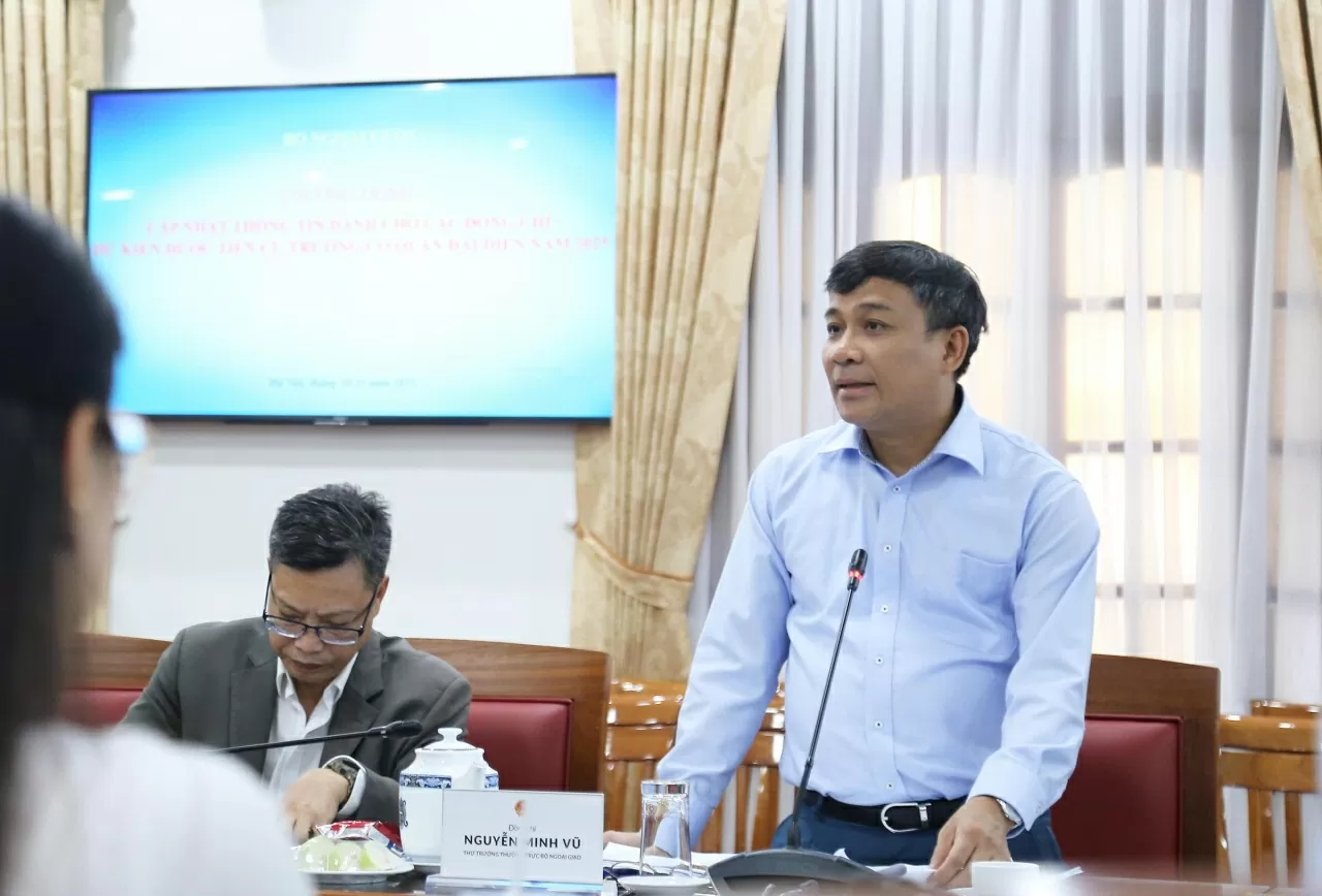 Ủy viên dự khuyết Trung ương Đảng, Phó Bí thư Đảng ủy Bộ, Thứ trưởng Thường trực Bộ Ngoại giao Nguyễn Minh Vũ phát biểu định hướng tại Lễ Khai giảng. (Ảnh: Thành Long)