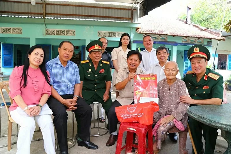 Hội Hỗ trợ gia đình liệt sĩ và thương binh TPHCM cùng những tướng lĩnh quân đội thăm và tặng quà cho gia đình thương binh nặng.