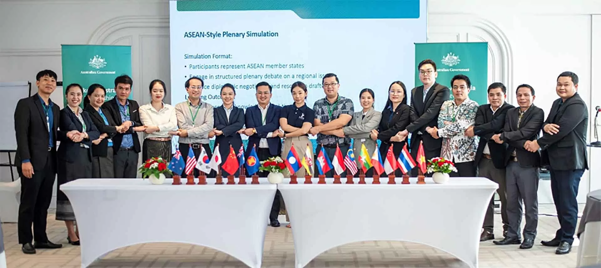 Bồi dưỡng kỹ năng biên - phiên dịch đối ngoại cho cán bộ các bộ, ngành của Lào Bồi dưỡng kỹ năng biên - phiên dịch đối ngoại cho cán bộ các bộ, ngành của Lào