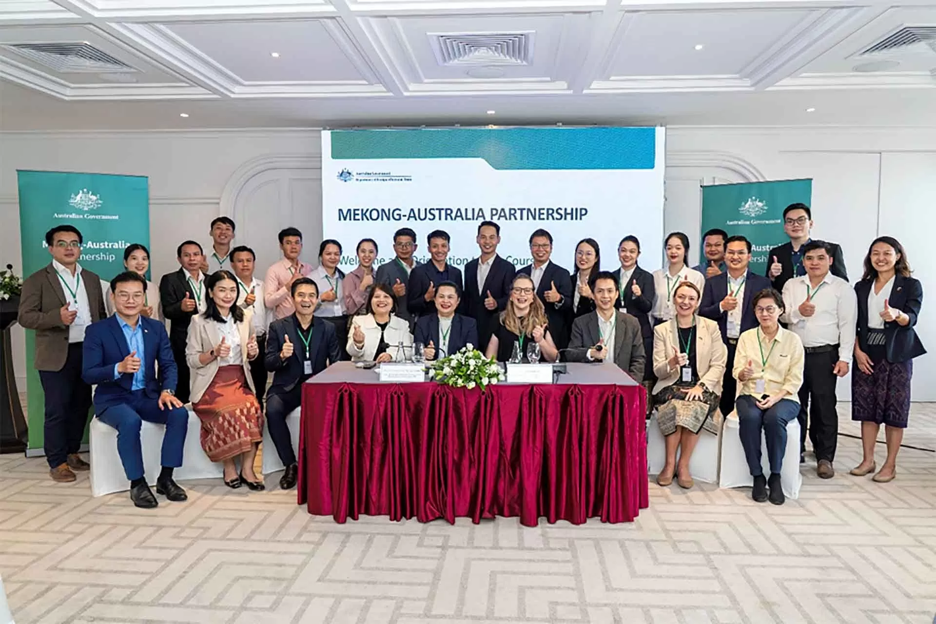 Bồi dưỡng kỹ năng biên - phiên dịch đối ngoại cho cán bộ các bộ, ngành của Lào Bồi dưỡng kỹ năng biên - phiên dịch đối ngoại cho cán bộ các bộ, ngành của Lào