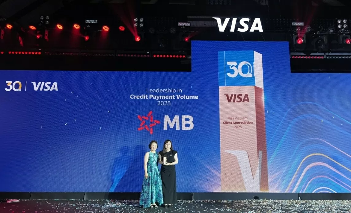Đại diện MB nhận giải thưởng tại sự kiện kỷ niệm 30 năm của Visa tại Việt Nam. Đại diện MB nhận giải thưởng tại sự kiện kỷ niệm 30 năm của Visa tại Việt Nam.