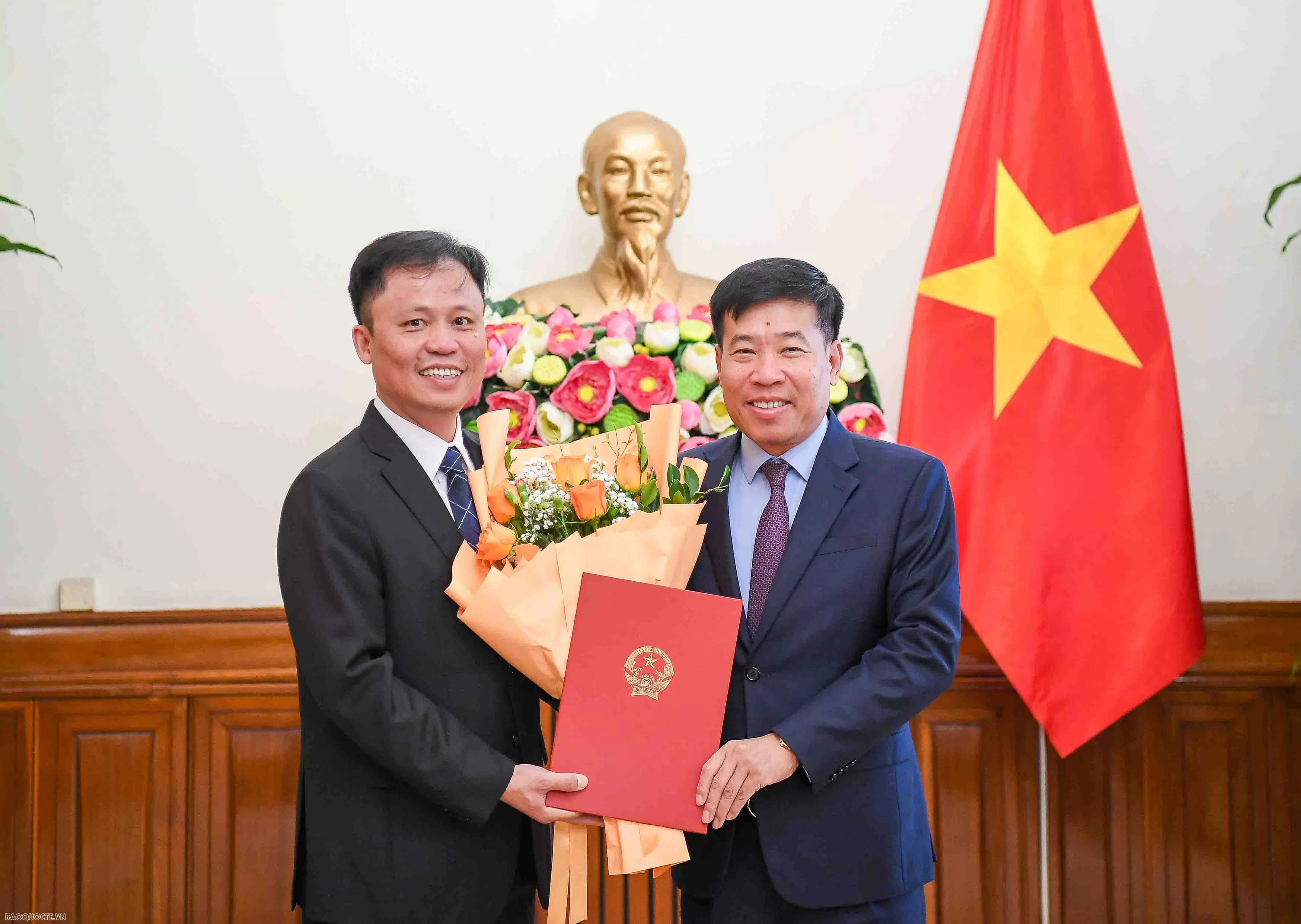 Lãnh đạo Bộ Ngoại giao trao quyết định điều động, bổ nhiệm cán bộ cấp Vụ