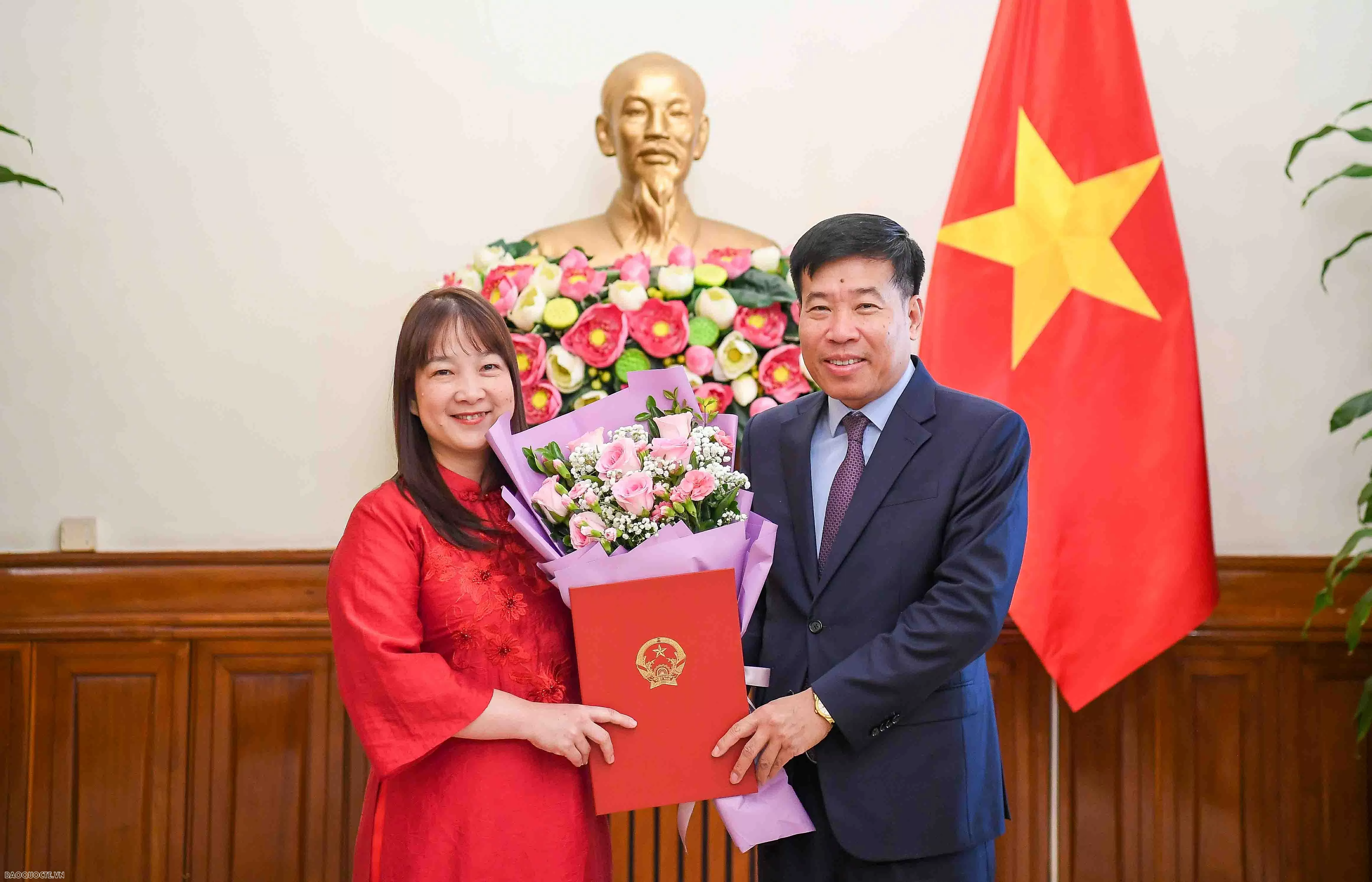 Lãnh đạo Bộ Ngoại giao trao quyết định điều động, bổ nhiệm cán bộ cấp Vụ