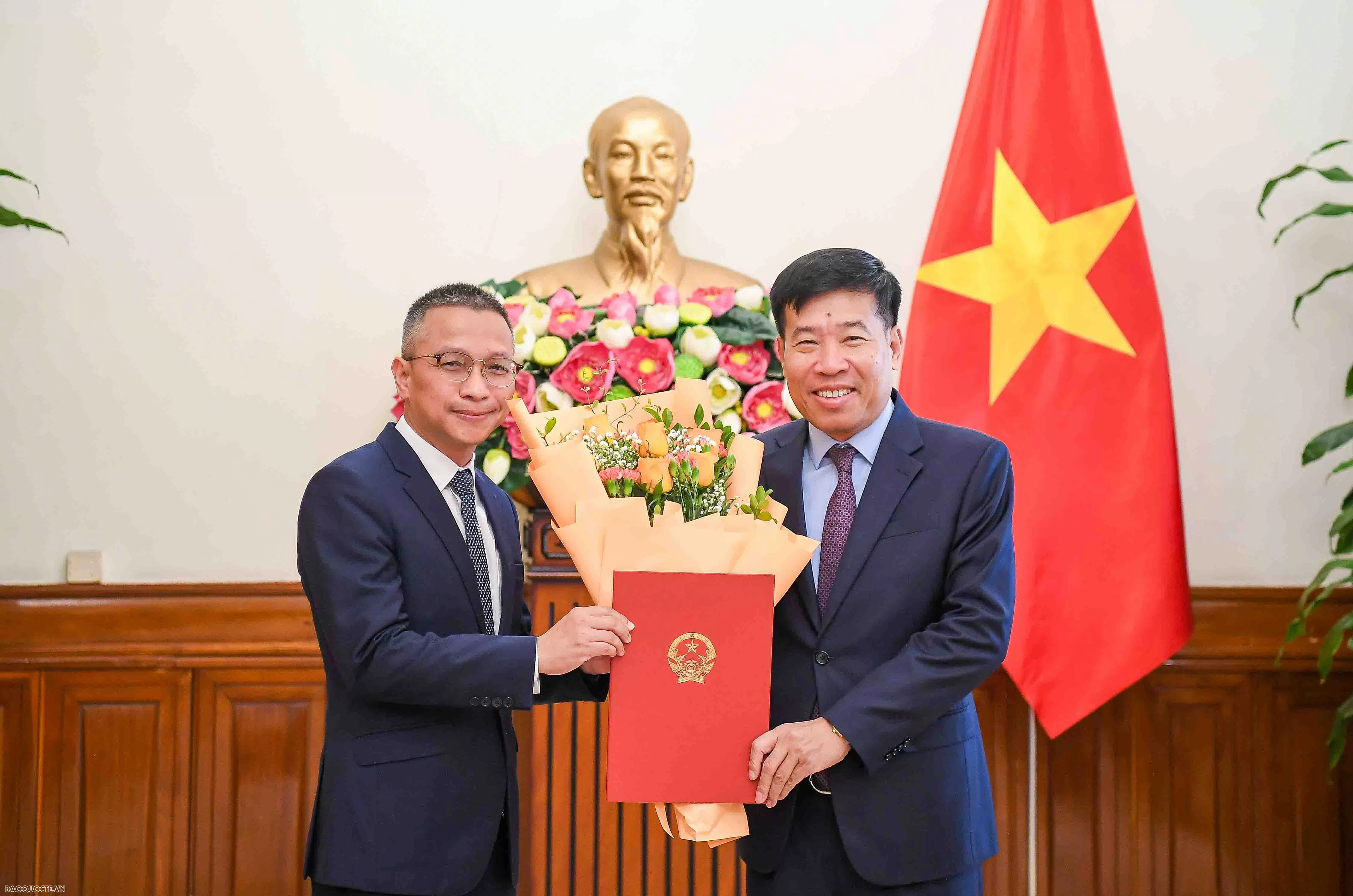 Lãnh đạo Bộ Ngoại giao trao quyết định điều động, bổ nhiệm cán bộ cấp Vụ