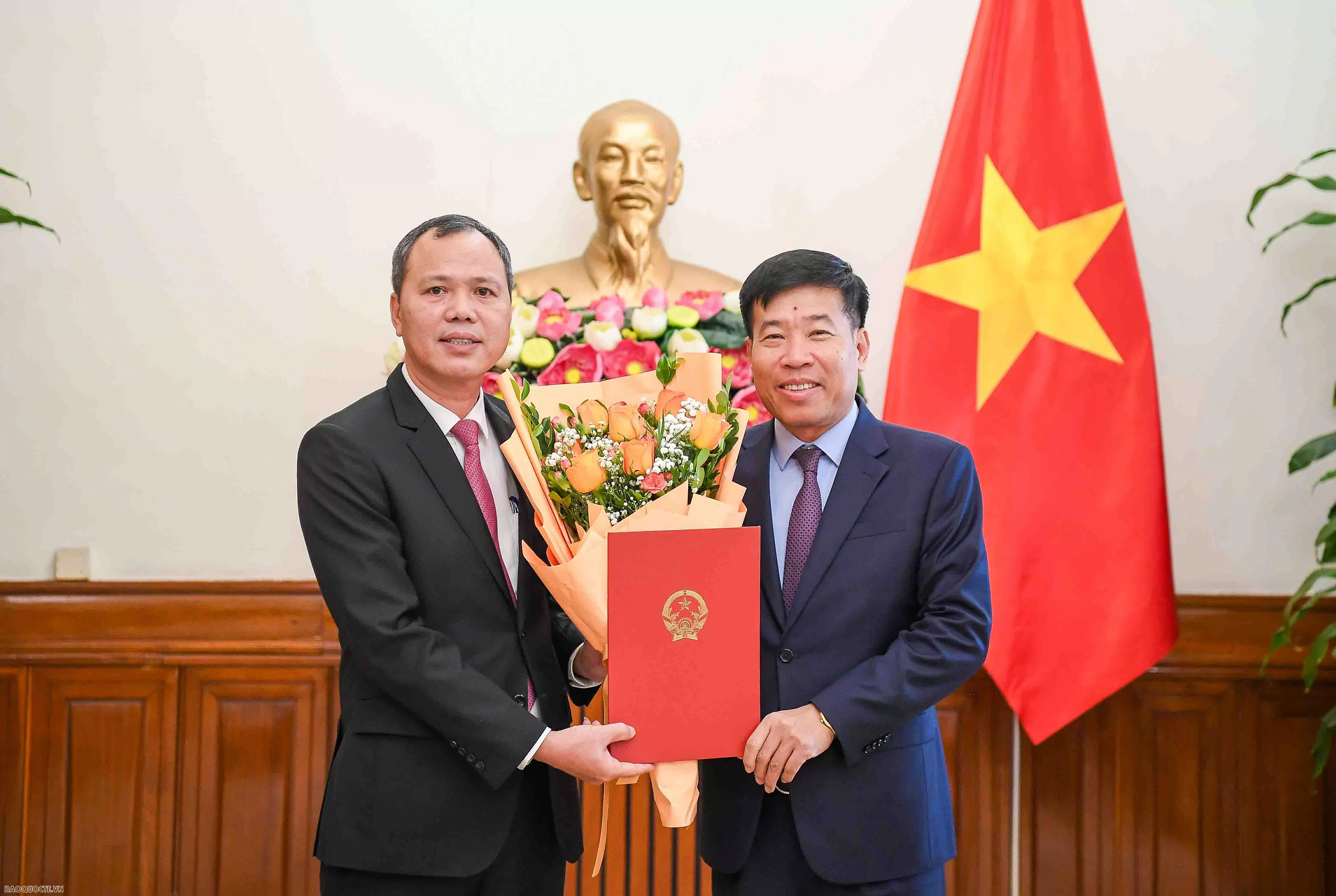 Lãnh đạo Bộ Ngoại giao trao quyết định điều động, bổ nhiệm cán bộ cấp Vụ