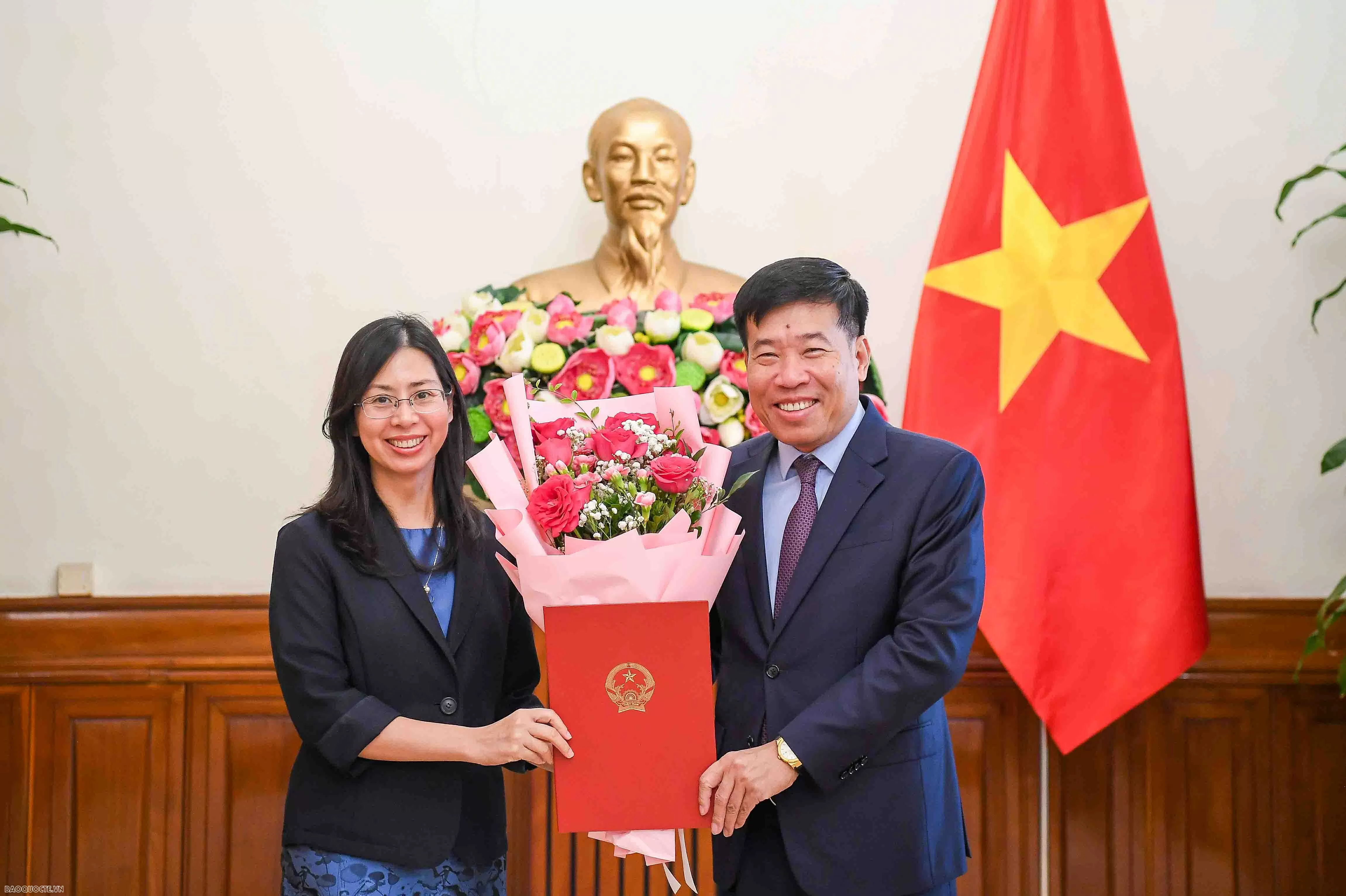 Lãnh đạo Bộ Ngoại giao trao quyết định điều động, bổ nhiệm cán bộ cấp Vụ