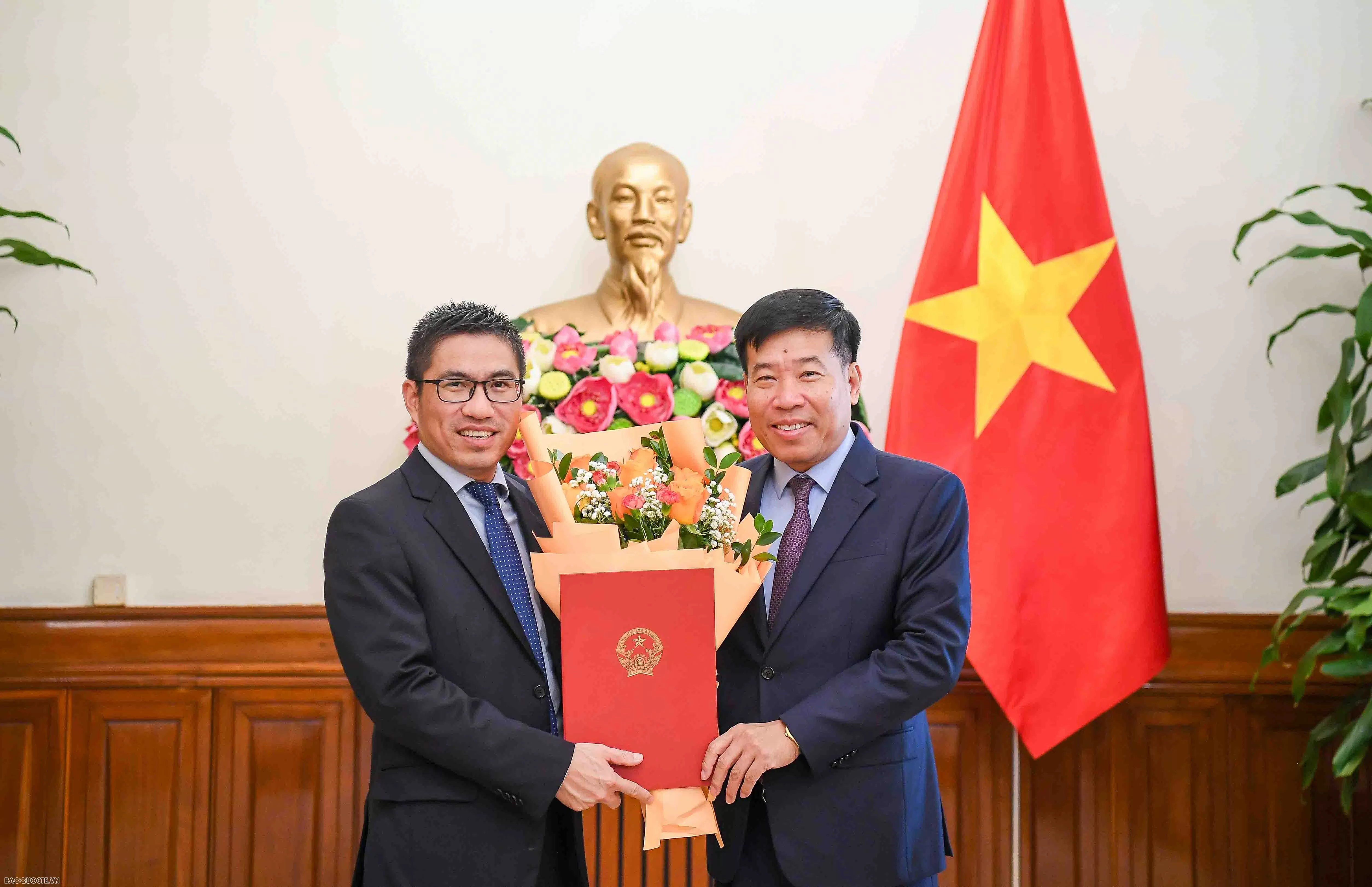 Lãnh đạo Bộ Ngoại giao trao quyết định điều động, bổ nhiệm cán bộ cấp Vụ