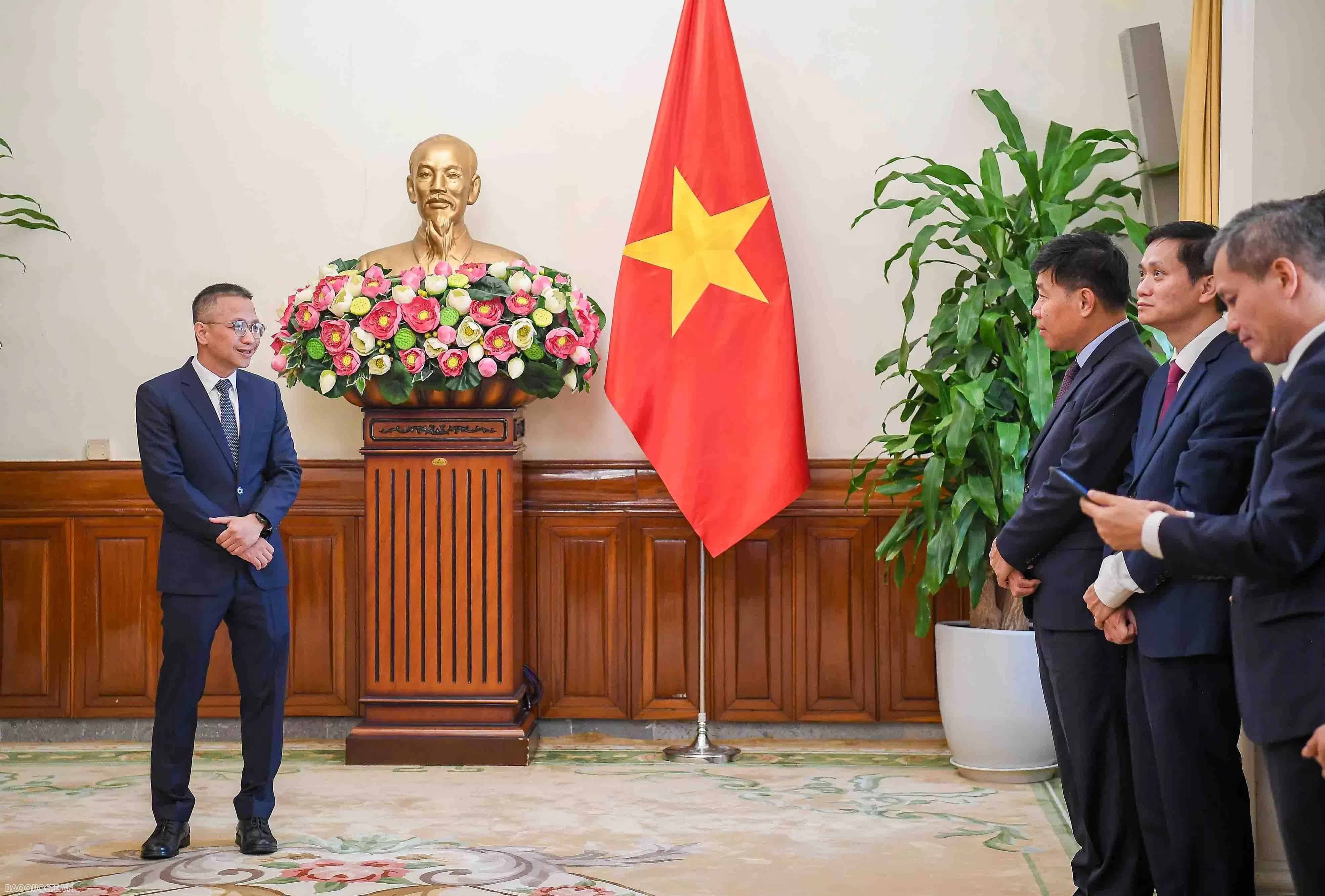 Lãnh đạo Bộ Ngoại giao trao quyết định điều động, bổ nhiệm cán bộ cấp Vụ