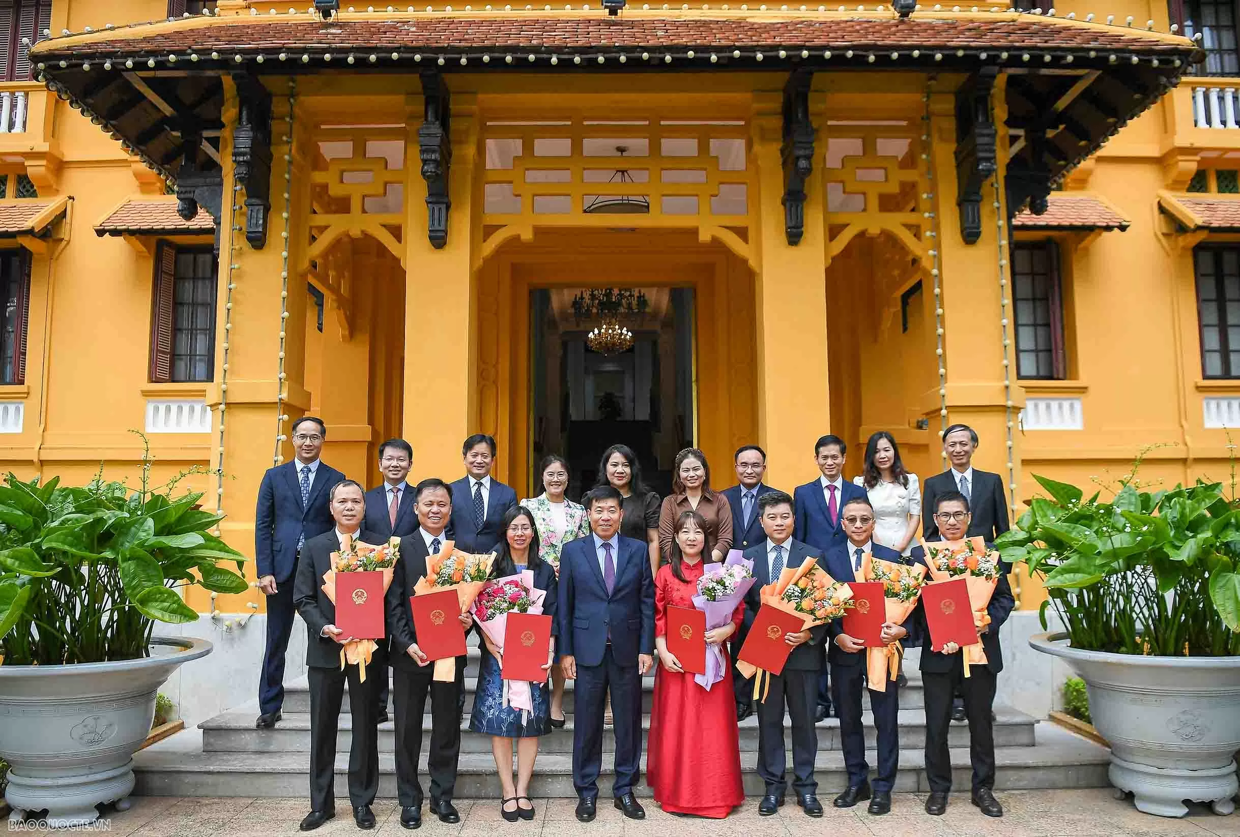 Lãnh đạo Bộ Ngoại giao trao quyết định điều động, bổ nhiệm cán bộ cấp Vụ