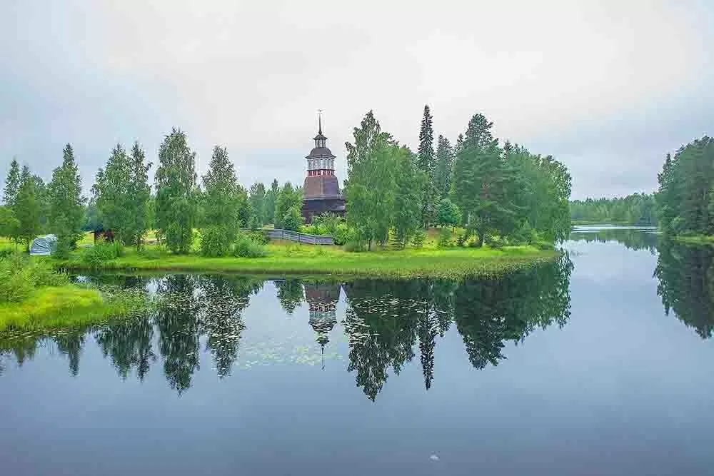 Nhà thờ cổ Petäjävesi nằm trên một bán đảo tại Hồ Solikkojärvi và bao quanh bởi cảnh quan nông nghiệp với hồ nước và rừng cây đặc trưng của khu vực. (Nguồn: UNESCO)
