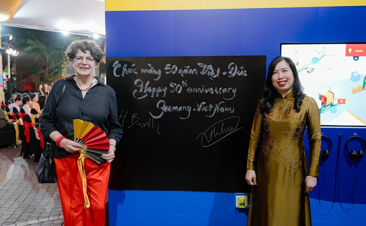 Thứ trưởng Ngoại giao Lê Thị Thu Hằng và Đại sứ Helga Margarete Barth ký tên và chụp bức ảnh lưu niệm. (Ảnh: Thành Long) Thứ trưởng Ngoại giao Lê Thị Thu Hằng và Đại sứ Helga Margarete Barth ký tên và chụp bức ảnh lưu niệm. (Ảnh: Thành Long)