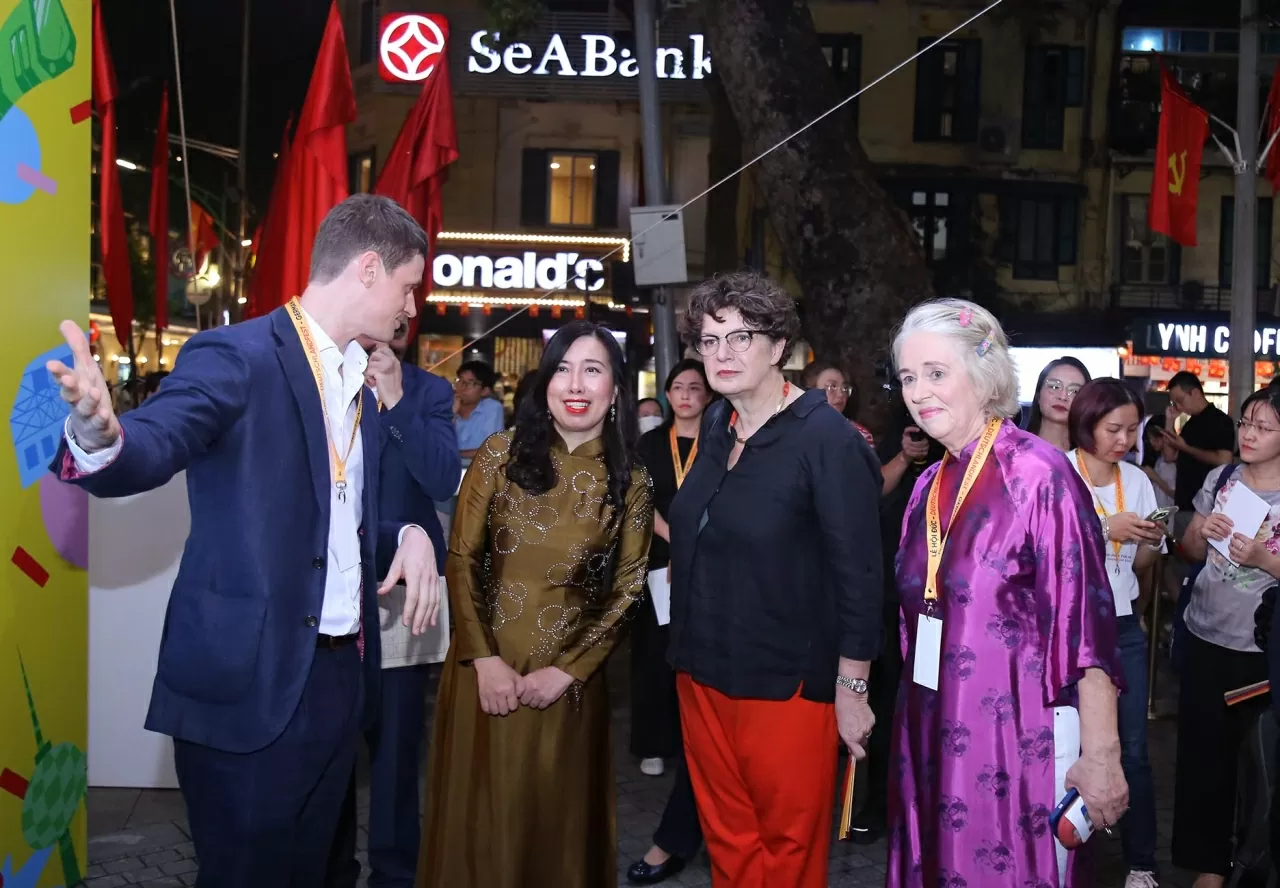 Lễ hội Đức 2025 được tổ chức tại không gian phố đi bộ Hồ Gươm có sự tham dự của Thứ trưởng Ngoại giao Lê Thị Thu Hằng. (Ảnh: Thành Long) Lễ hội Đức 2025 được tổ chức tại không gian phố đi bộ Hồ Gươm có sự tham dự của Thứ trưởng Ngoại giao Lê Thị Thu Hằng. (Ảnh: Thành Long)