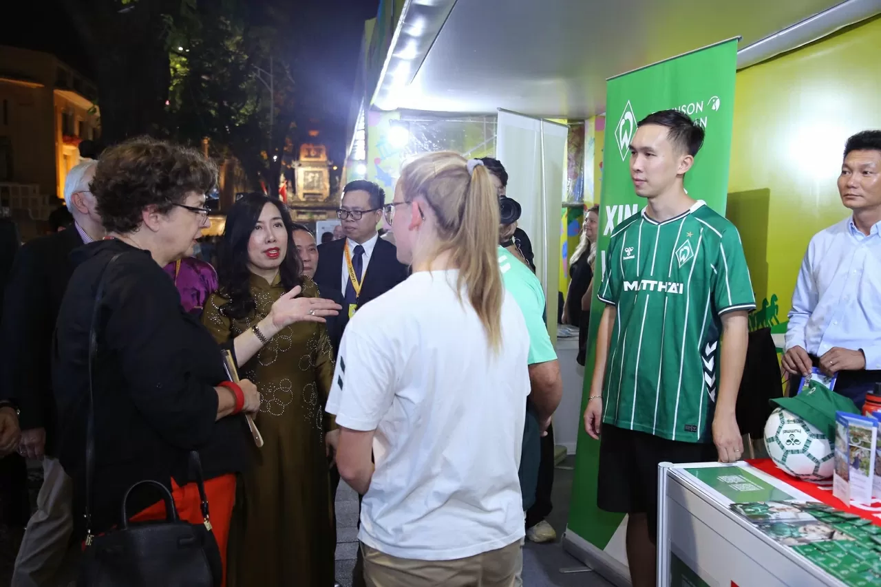 Thứ trưởng Ngoại giao Lê Thị Thu Hằng và Đại sứ Helga Margarete Barth ký tên và chụp bức Thứ trưởng Ngoại giao Lê Thị Thu Hằng và Đại sứ Helga Margarete Barth ký tên và chụp bức