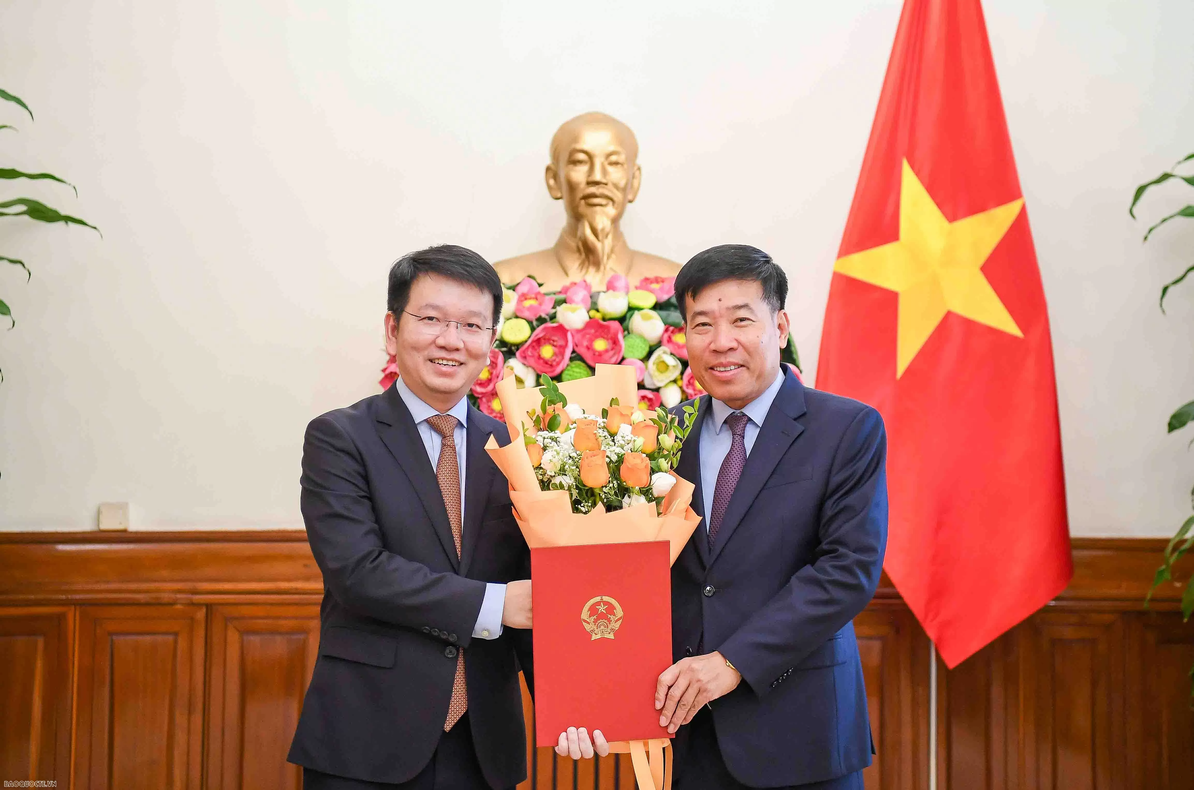 Lãnh đạo Bộ Ngoại giao trao quyết định điều động, bổ nhiệm cán bộ cấp Vụ