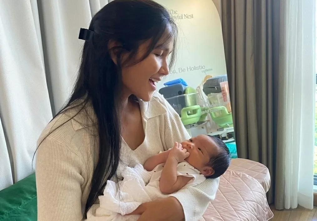 Hoa hậu H'Hen Niê hạnh phúc bên con gái nhỏ ngày đầy tháng Hoa hậu H'Hen Niê hạnh phúc bên con gái nhỏ ngày đầy tháng