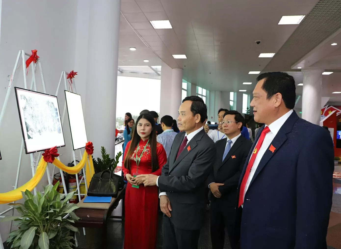 Các đại biểu tham quan gian trưng bày hình ảnh tư liệu lịch sử Đảng bộ tỉnh Cà Mau. (Nguồn: Tiền Phong)