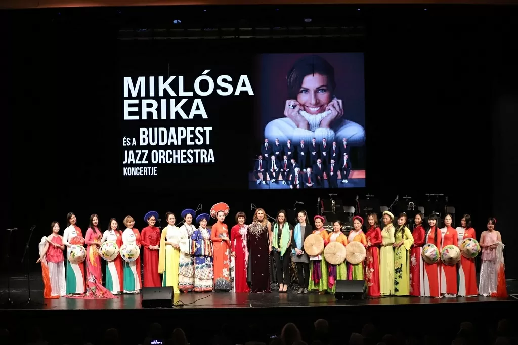 Áo dài Việt Nam tỏa sáng trong buổi hòa nhạc quốc tế tại Budapest