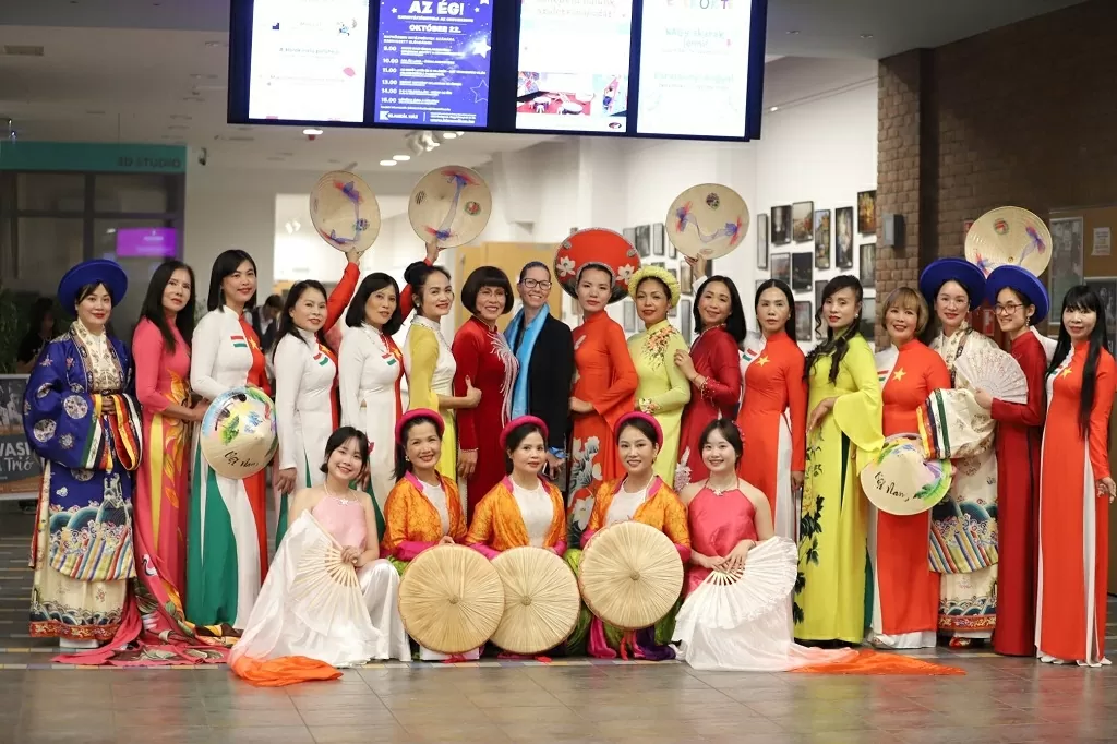 Áo dài Việt Nam tỏa sáng trong buổi hòa nhạc quốc tế tại Budapest