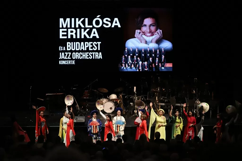 Áo dài Việt Nam tỏa sáng trong buổi hòa nhạc quốc tế tại Budapest