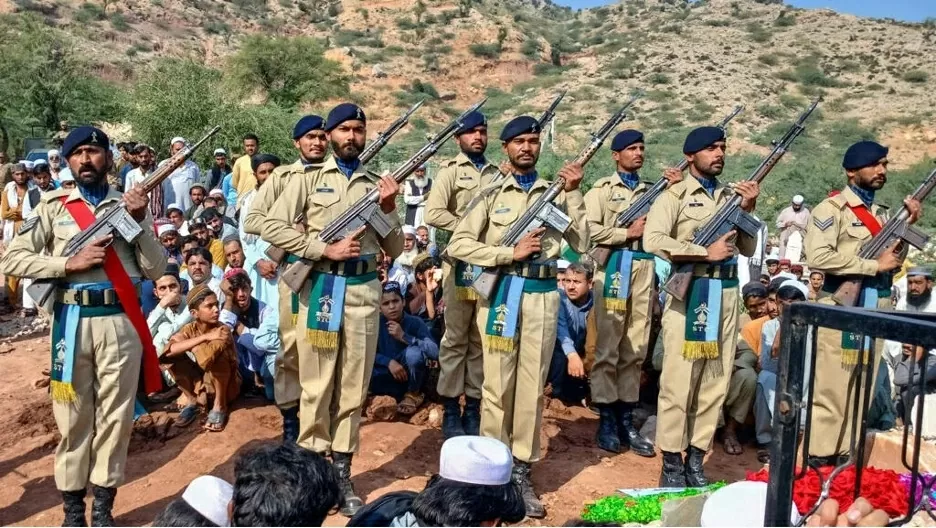 Binh sĩ Pakistan tham dự tang lễ của một đồng đội thiệt mạng trong vụ đụng độ biên giới với Afghanistan tại tỉnh Khyber Pakhtunkhwa. (Nguồn: France 24)
