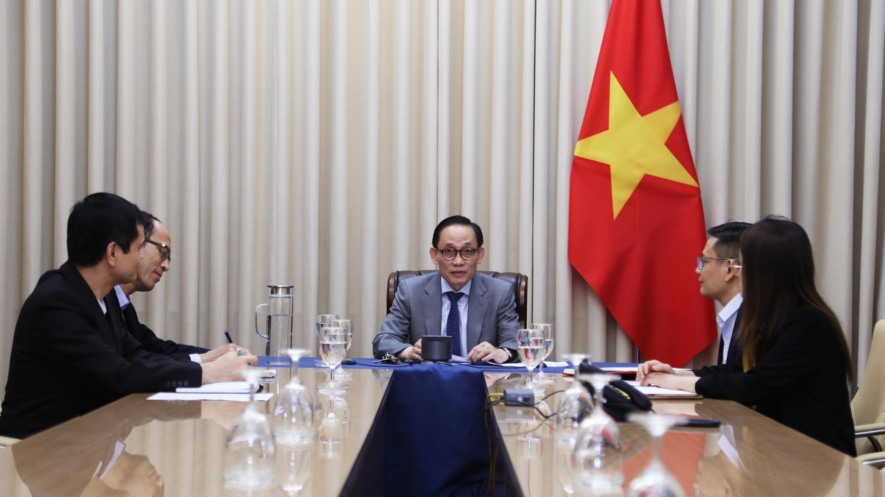 Quyền Bộ trưởng Ngoại giao Lê Hoài Trung điện đàm với Bộ trưởng Ngoại giao Anh Yvette Cooper