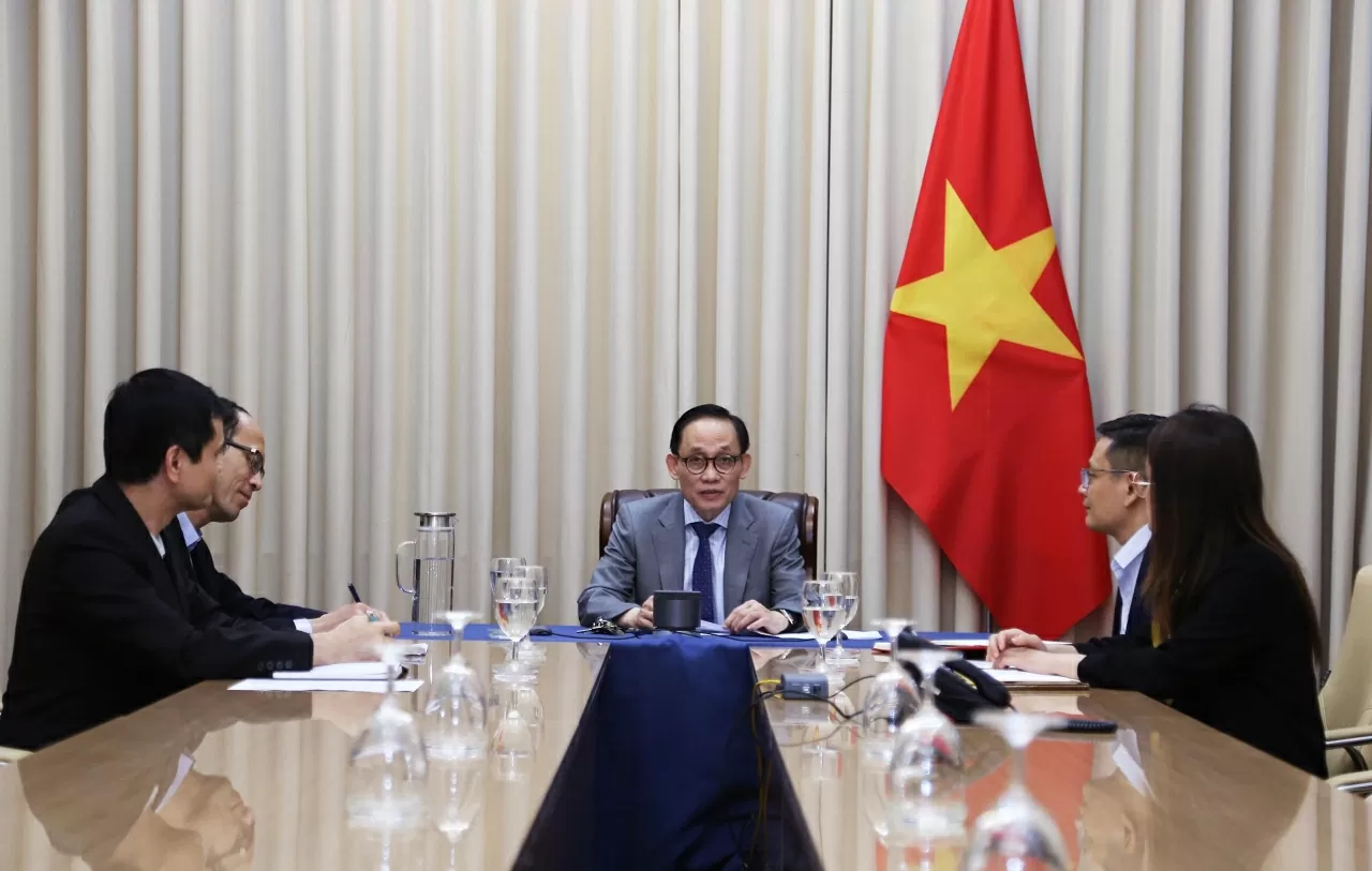 Bí thư Trung ương Đảng, Quyền Bộ trưởng Bộ Ngoại giao điện đàm với Bộ Ngoại giao Anh Yvette Copper. (Ảnh: Thành Long)