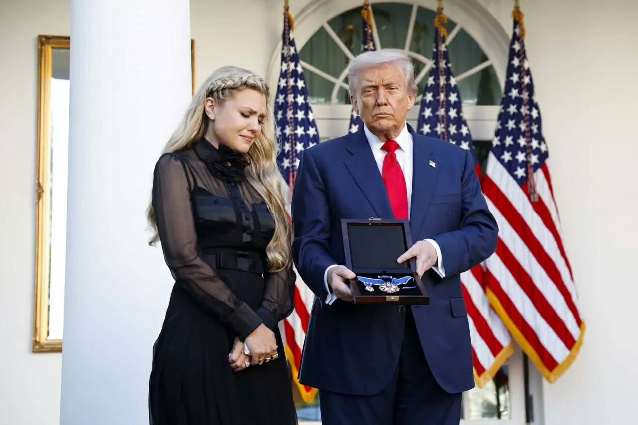 Tổng thống Mỹ Donald Trump truy tặng Huân chương Tự do Tổng thống cho cố nhà hoạt động bảo thủ Charlie Kirk trong buổi lễ tại Nhà Trắng vào thứ Ba, ngày 14 tháng 10. Vợ của ông, bà Erika, đã thay mặt chồng nhận phần thưởng này. (Nguồn: CNN)