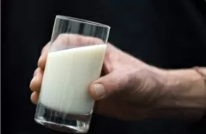 Lan truyền thông tin sai lệch về sữa tươi chưa tiệt trùng trên mạng xã hội