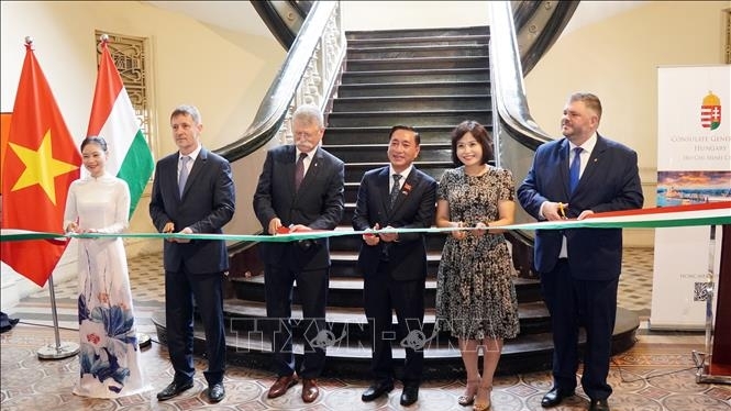 Chủ tịch Quốc hội Hungary cắt băng khai mạc Triển lãm ảnh tái hiện TP. Hồ Chí Minh đầu thế kỷ XX