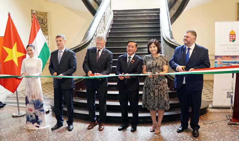 Chủ tịch Quốc hội Hungary cắt băng khai mạc triển lãm ảnh tái hiện Thành phố Hồ Chí Minh đầu thế kỷ XX