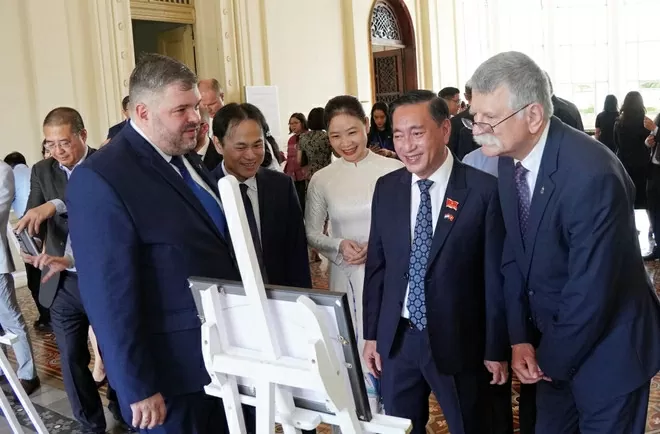 Chủ tịch Quốc hội Hungary cắt băng khai mạc triển lãm ảnh tái hiện Thành phố Hồ Chí Minh đầu thế kỷ XX