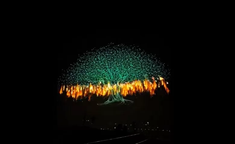 Độc đáo cây đại thụ được vẽ bằng 16.000 drone tỏa sáng rực rỡ trên bầu trời Cây đại thụ được vẽ bằng 16.000 drone tỏa sáng rực rỡ trên bầu trời, phá kỷ lục thế giới