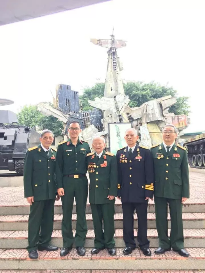 Tác giả Đinh Quốc Kỳ (bìa trái) và Thiếu tướng Huỳnh Đắc Hương ( đứng giữa thứ 3 từ trái sang phải) nguyên chính ủy đầu tiên của F1QGPMNVN. (Ảnh TGCC)