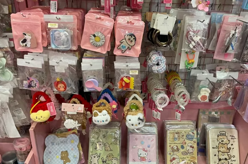 Các sản phẩm quà tặng mang phong cách dễ thương được nhiều bạn trẻ chọn mua (Ảnh: Đỗ Quyên) Các sản phẩm quà tặng mang phong cách dễ thương được nhiều bạn trẻ chọn mua (Ảnh: Đỗ Quyên)