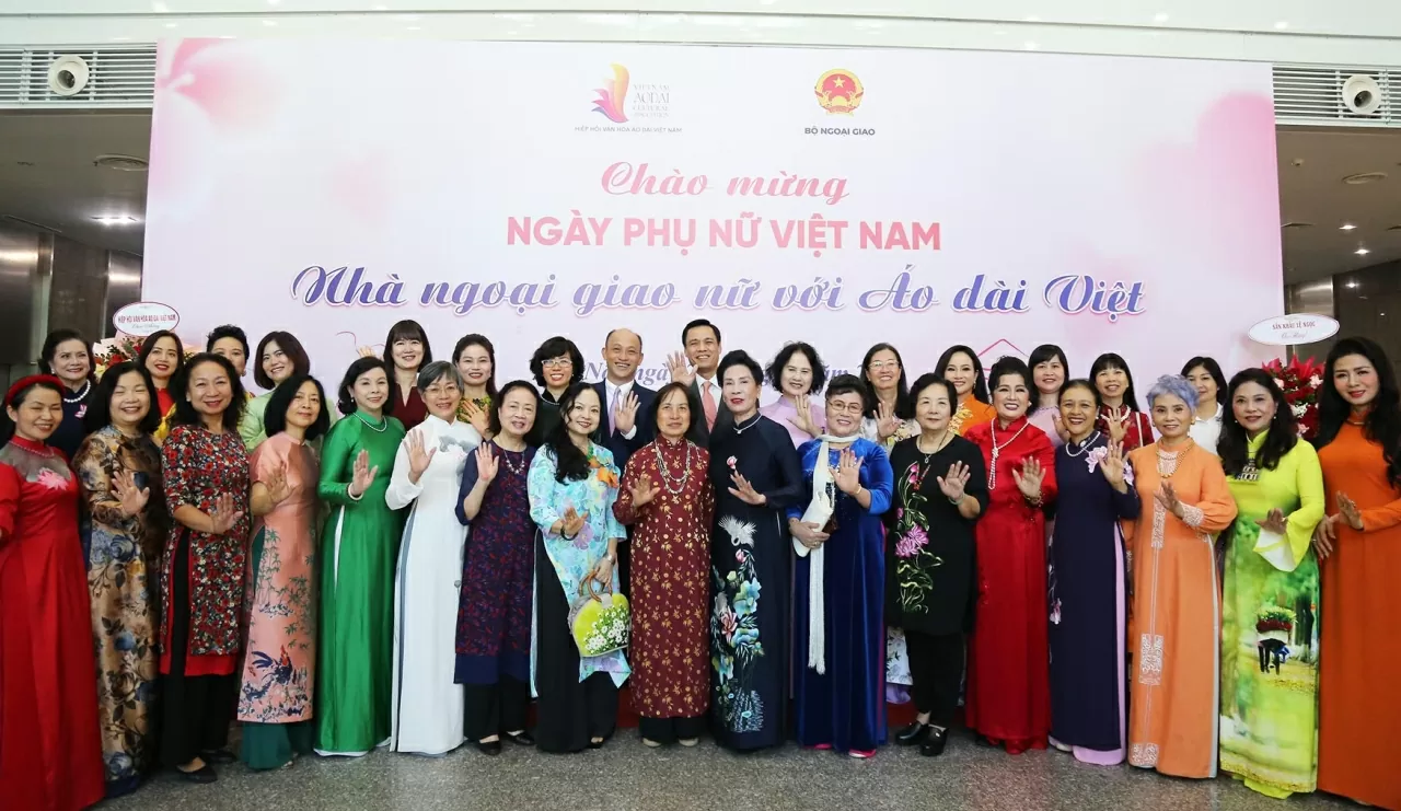 Thứ trưởng Ngoại giao Đặng Hoàng Giang chụp bức ảnh lưu niệm với cán bộ, nhân viên các đơn vị Bộ Ngoại giao. (Ảnh: Thành Long)