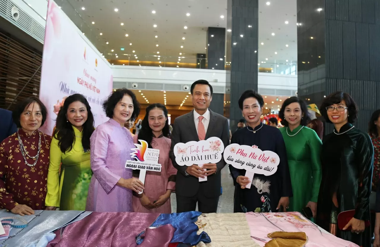 Thứ trưởng Ngoại giao Đặng Hoàng Giang chụp bức ảnh lưu niệm với cán bộ, nhân viên các đơn vị Bộ Ngoại giao. (Ảnh: Thành Long)