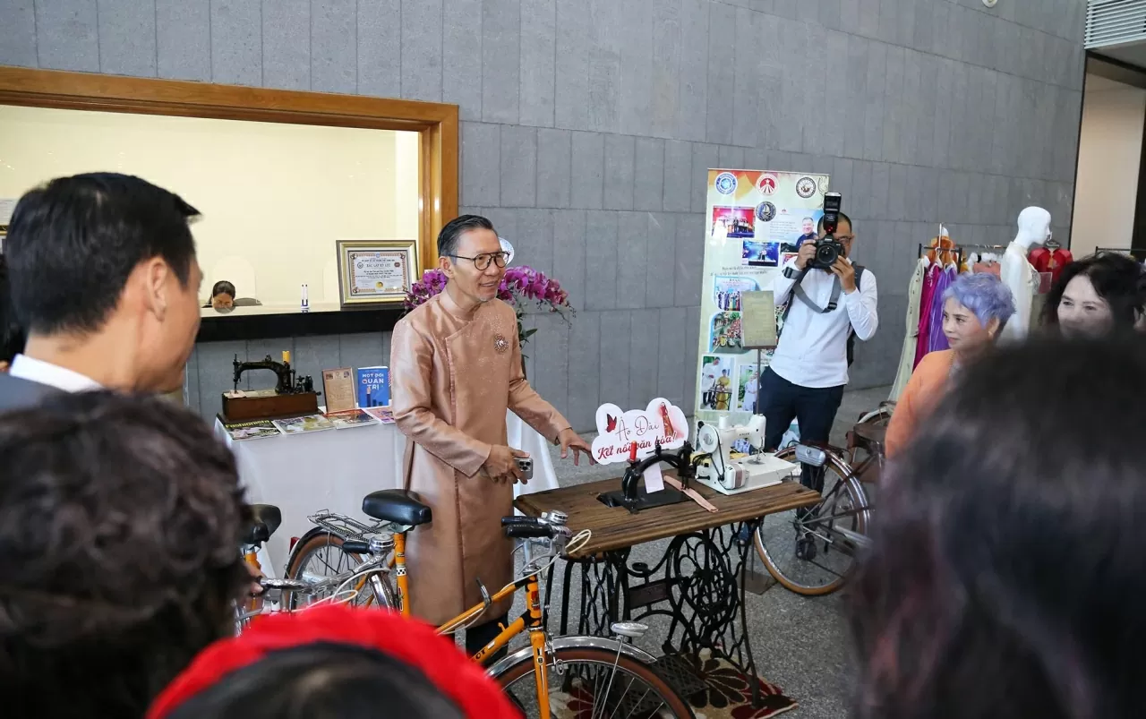 Thứ trưởng Đặng Hoàng Giang cùng T.s Đặng Thị Bích Liên tham quan không gian trưng bày của các Nhà thiết kế Áo dài truyền thống. (Ảnh: Thành Long)