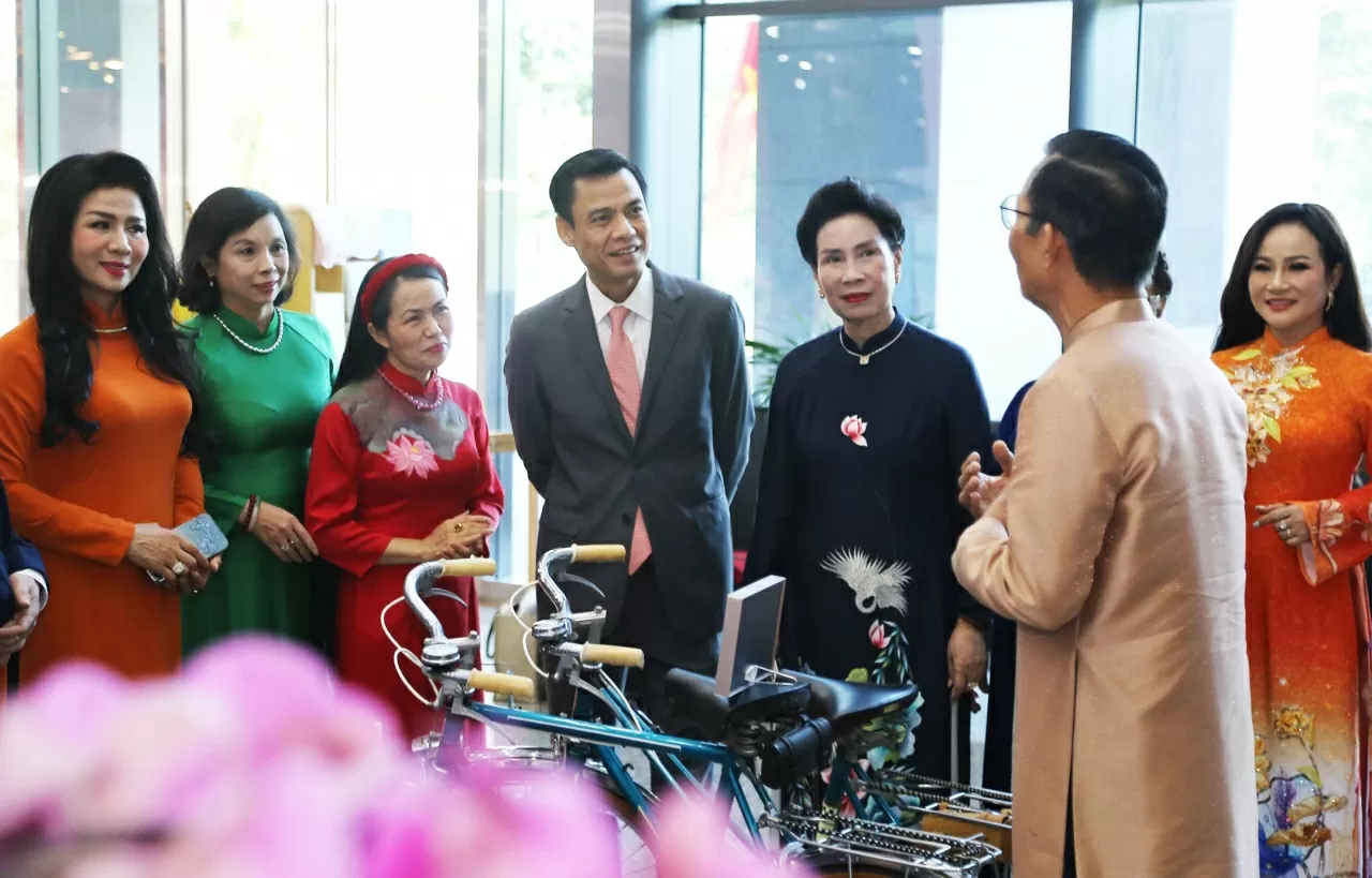 Thứ trưởng Đặng Hoàng Giang cùng T.s Đặng Thị Bích Liên tham quan không gian trưng bày của các Nhà thiết kế Áo dài truyền thống. (Ảnh: Thành Long)