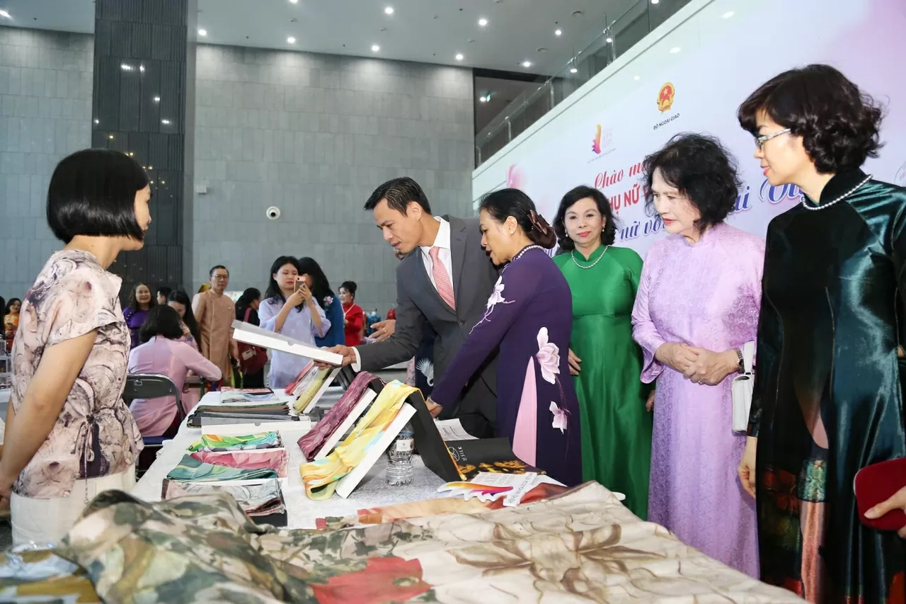Thứ trưởng Đặng Hoàng Giang và Đại sứ Nguyễn Phương Nga tham quan các sản phẩm trưng bày. (Ảnh: Thành Long)