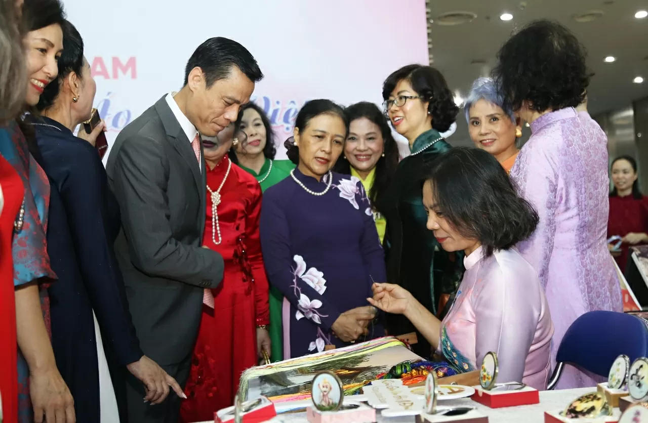 Thứ trưởng Đặng Hoàng Giang và Đại sứ Nguyễn Phương Nga tham quan các sản phẩm trưng bày. (Ảnh: Thành Long)