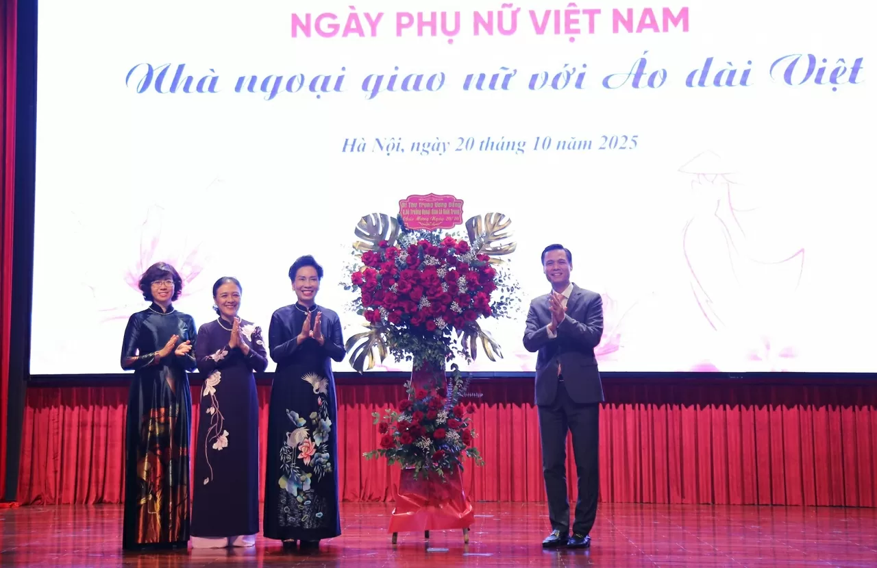 That mặt Bí thư Trung ương Đảng, Quyền Bộ trưởng Ngoại giao Lê Hoài Trung, Thứ trưởng Đặng Hoàng Giang gửi lẵng hoa tươi thắm chúc mừng 
