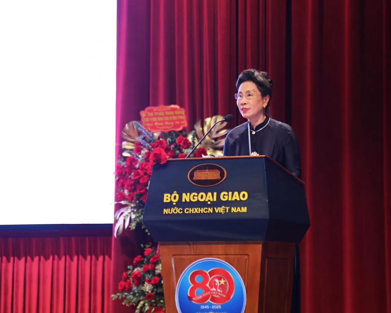 T.s Đặng Thị Bích Liên, Chủ tịch Hiệp hội Văn hóa Áo dài Việt Nam phát biểu tại Chương trình. (Ảnh: Thành Long)