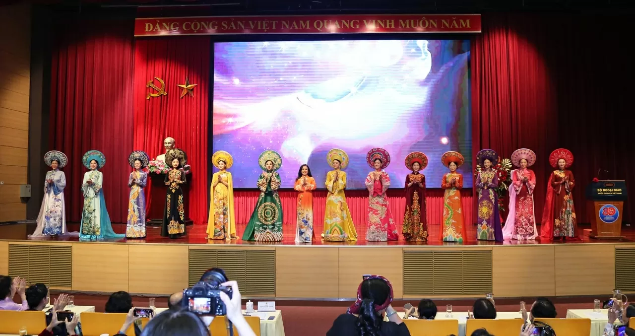 Từ niềm tự hào về đất nước hình chữ S, nơi hội tụ những sắc màu rực rỡ của thiên nhiên, văn hoá và con người, nhà thiết kế Nguyễn Lan Vy đã sáng tạo nên bộ sưu tập áo dài “Việt Nam Gấm Hoa”, như một hành trình khám phá và tôn vinh vẻ đẹp muôn màu của quê hương, đất nước. (Ảnh: Thành Long)