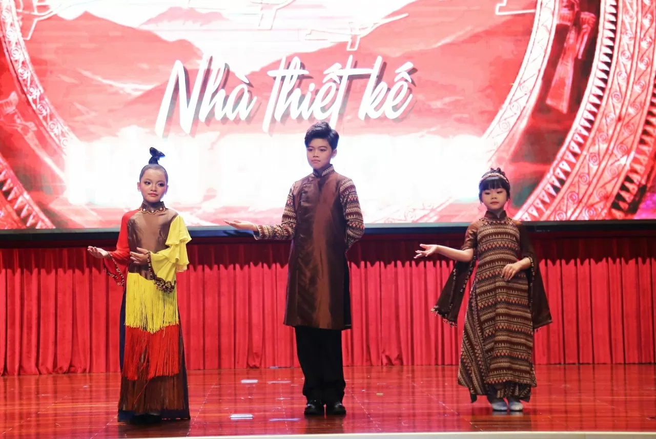 Người mẫu team Hàn Phượng và 05 cán bộ của Bộ trình diễn Người mẫu team Hàn Phượng và 05 cán bộ của Bộ trình diễn