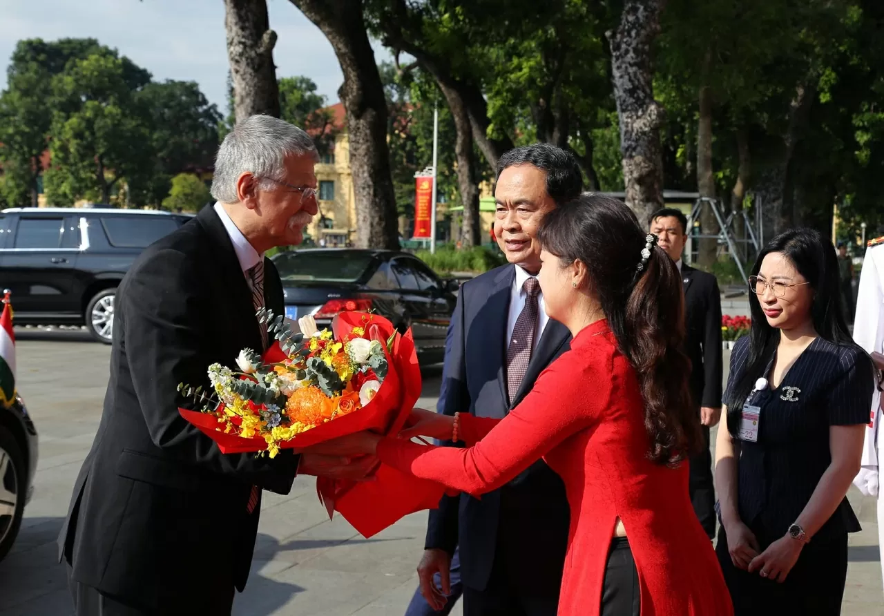 Chủ tịch Quốc hội Trần Thanh Mẫn gửi tặng bó hoa tươi thắm nhân dịp Chủ tịch Quốc hội Hungary Kover Laszlo thăm chính thức Việt Nam. (Ảnh: Thành Long)