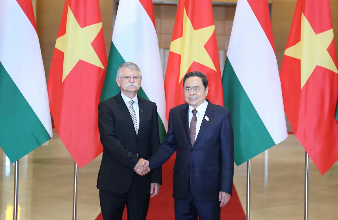 Chủ tịch Quốc hội Trần Thanh Mẫn chủ trì Lễ đón Chủ tịch Quốc hội Hungary Kover Laszlo chụp bức ảnh lưu niệm. (Ảnh: Thành Long)